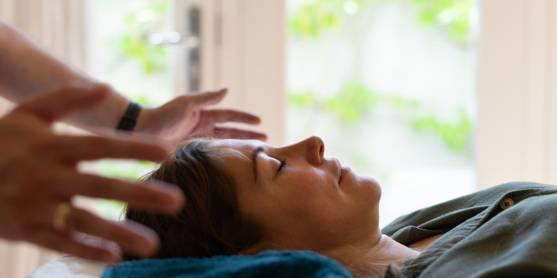 De energie van de client wordt in balans gebracht.
